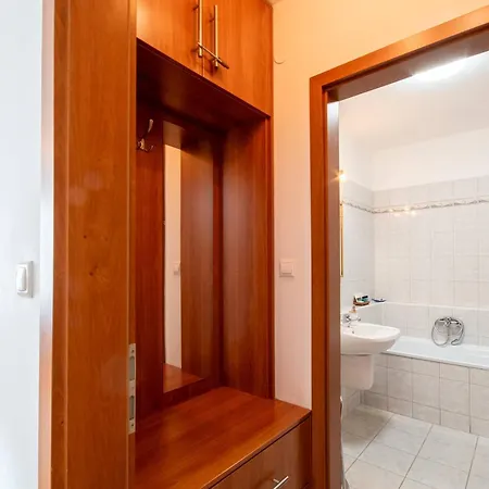 - Free Parking - Sunny - Spacious *