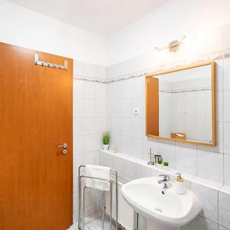 - Free Parking - Sunny - Spacious Budapest