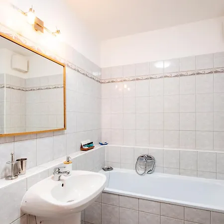 - Free Parking - Sunny - Spacious Budapest